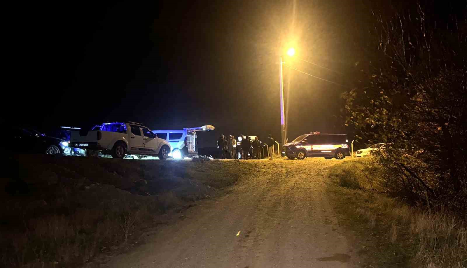 Kütahya merkeze bağlı Karaağaç köyünde, kuşburnu toplamak için ormanlık alana