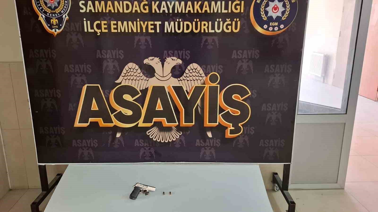 Hatay’ın Samandağ ilçesinde, trafiğin yoğun olduğu bir yolda elinde silahla